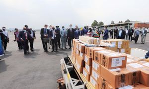 고마에 COVID-19 범유행에 맞서 싸우기 위해 기증된 정수기, 영양 품목 및 기본적인 의료 용품을 포함한 45톤의 인도주의적 화물