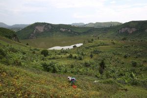 2015년 12월 고마의 녹색 분화구 호수 주변 고지대에서 카사바 재배