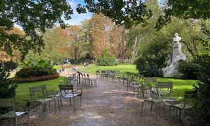 No Worries Paris: a photographic walking guide contains directions to the Luxembourg Garden.