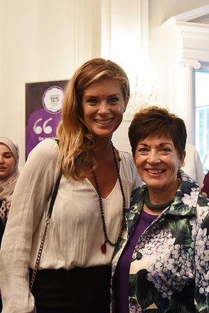 헌터 (왼쪽), 2018년 3월 7일 웰링턴 정부 청사에서 열린 서프라제 125 출범식에서 총독 데임 패치 레디와 함께