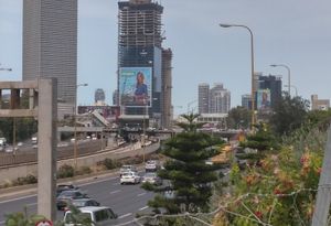 이스라엘의 주요 고속도로 전광판에 등장한 라파엘리의 광고