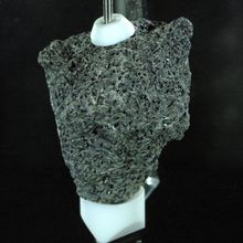 달의 바다의 돌(피존 휘석 현무암). 아폴로 15호에서 채취.