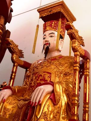자악하이 사찰의 전통 양식 훙왕 조각상
