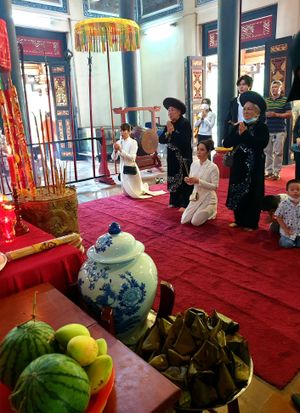 사람들이 흥왕 사당에서 흥왕 제사 때 흥왕에게 제사를 지낸다.