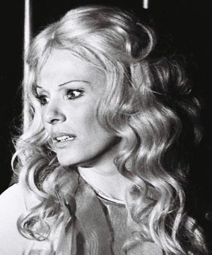 세리그는 페르난도 아라발의 1968년 연극 환희의 정원에서 출연했다.