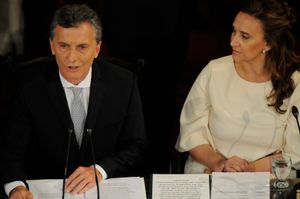 마크리 대통령과 부통령 가브리엘라 미케티가 2015년 12월 10일 아르헨티나 의회에서 열린 취임식에서