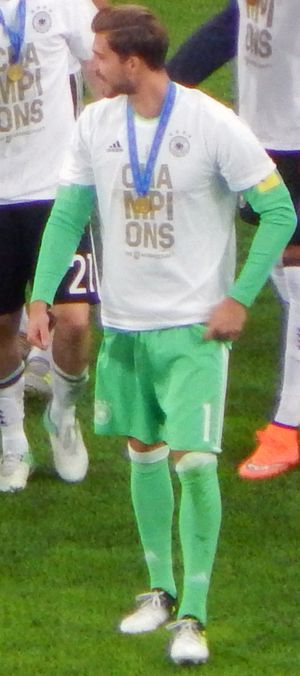 트라프가 FIFA 컨페더레이션스컵에서 독일의 승리 후 메달을 받고 있다.