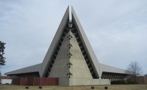 사우스필드의 샤레이 제데크 회중 교회. 퍼시벌 굿맨이 설계했으며 1962년에 개관했다.