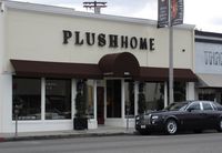 플러시 홈(Plush Home)의 주력 쇼룸은 캘리포니아주 웨스트 할리우드의 멜로즈 애비뉴에 있다.