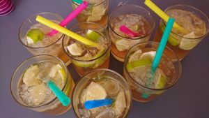 라임 조각과 함께 마실 준비가 된 진저 에일 잔