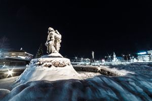 알래스카 페어뱅크스 방문자 센터 근처에 있는 퍼스트 패밀리 동상