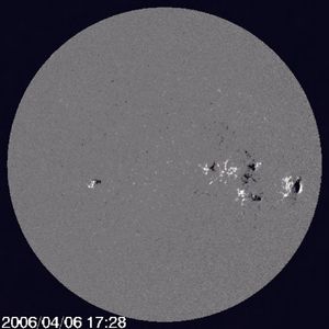 태양 역학 관측소의 헬리오지진 및 자기장 이미저(HMI)가 이미지화한 자기적으로 강한 영역(활성 영역)을 흑백으로 표시하는 태양의 자기장도(자기 이미지)