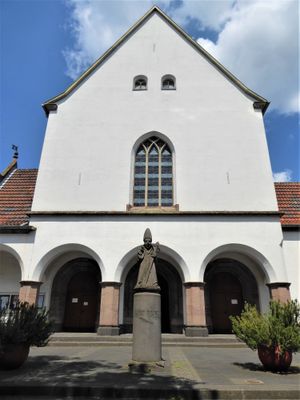 독일 촐슈토크의 성 비오 성당, 성인의 조각상이 있다.