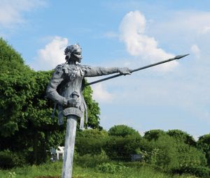 애설플래드의 새로운 동상, 탐워스 기차역 밖에 세워졌으며, 탐워스에서 그녀의 서거 1100주년을 기념한다. 그녀의 창은 방문객들을 시내 중심가와 탐워스 성으로 향하게 한다.