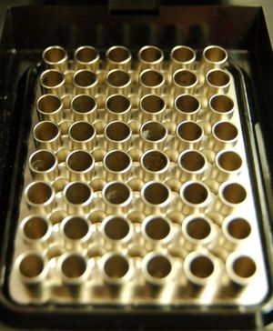 48웰 유전자 증폭기의 내부. 한 번에 많은 샘플에서 중합효소 연쇄 반응(PCR)을 수행하는데 사용하는 기기이다.