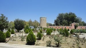 모미네 하툰 묘(중앙의 탑)