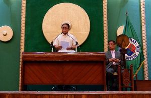 최고 책임자로서 방사모로 의회를 주재하는 에브라힘