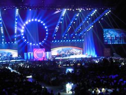 세인트루이스의 에드워드 존스 돔에서 열린 인터바시티의 2012년 학생 선교 컨퍼런스인 어바나 12의 개회 본회의