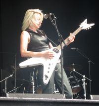 리드 기타리스트 재키 'Jax' 챔버스, 블러드스톡 오픈 에어 2009에서 라이브 공연