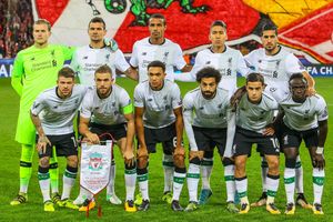 모레노 (왼쪽 아래)가 2017년 스파르타크 모스크바와의 챔피언스 리그 경기에 출전하기 위해 리버풀 선수들과 함께 서 있다.