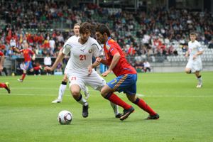 2011년 6월 벨라루스와의 U-21 경기에서 에고르 필리펜코와 경기하는 아드리안