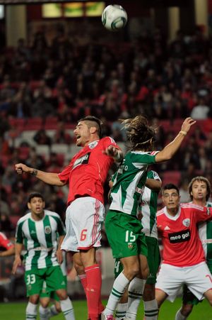 2011년, 히우 아브의 티아구 핀투와 공을 경합하는 가르시아 (왼쪽)