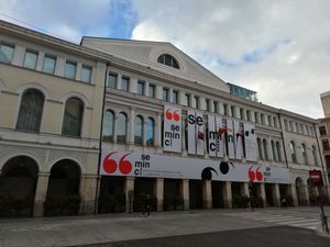 제66회 영화제 기간 동안 영화제의 전통적인 장소인 칼데론 극장의 외관.