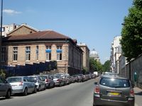 왼쪽은 코샹 병원의 뒷면. 뒤에 보이는 돔 건축물은 파리 5구의 노트르담 뒤 발 드 그라스이다. 상테 거리에서 북쪽을 바라본 모습.