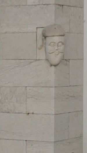 시장 건물 모퉁이에 있는 도시 정복자 D. 파이우 페레스 코헤이아의 추정된 묘사