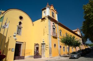 호텔로 개조된 타비라 수도원(Pousada Convento de Tavira); 교회는 다양한 행사를 위한 장소로 사용되는 객실로 개조되었다