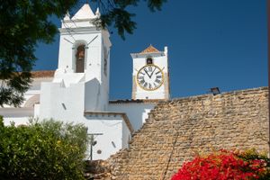 타비라, 성 자코메스 교회 (Igreja Matriz de Santiago)의 종탑 및 시계탑