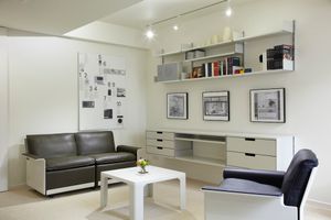 도쿄의 비초(Vitsœ) 쇼룸에 전시된 람스의 가구