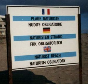 프랑스 아그드 해변의 표지판. 나체주의가 의무임을 알리고 있다.