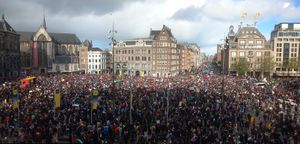 네덜란드 암스테르담에서 팔레스타인 깃발을 들고 반전 시위를 하는 모습