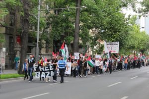 경찰의 호위를 받으며, 학살 중단을 촉구하는 현수막을 든 채 부쿠레슈티, 루마니아 중심부에서 열린 친팔레스타인 집회 (2024년 5월)