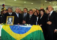 룰라 대통령과 플라비우 아른스 상원의원을 비롯한 여러 관계자들이 질다 아른스의 장례식에 참석했다.