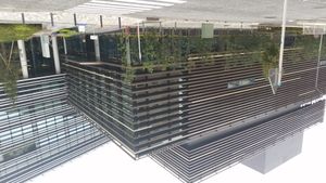 왼쪽: 츠즈키구민 문화 센터 (애칭 '보쉬 홀') 와 오른쪽: 보쉬 본사