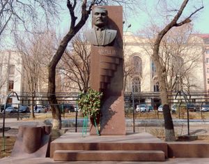 예레반에 있는 사르키샨의 동상