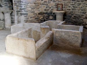 에카톤타필리아니 교회의 십자형 세례반