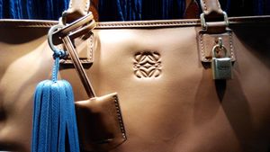 홍콩 "타임스 스퀘어"에 전시된 로에베 가방