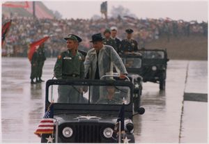 린든 B. 존슨과 벤 스턴버그 소장이 1966년 7월 23일 포트 캠벨에서.