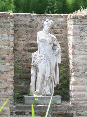 고대 디온은 제우스 숭배의 중심지이자 고대 마케도니아인들의 가장 중요한 영적 성소였다.