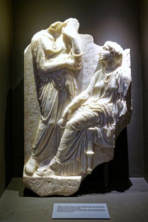 아테네의 영향을 받은 펠라에서 온 장례 대리석 비문, 기원전 4세기, 현재 펠라 고고학 박물관에 보관