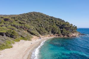 마크와 조안나가 1954년, 1959년, 1963년 여행 때 플라주 데 브루이 해변을 방문한다.