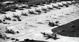 미국의 공군력 증강: 태국 타클리 RTAFB에 있는 F-111과 F-4