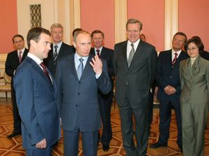 드미트리 메드베데프 대통령과 블라디미르 푸틴 총리를 비롯한 정부 구성원들과 함께 있는 나비울리나, 2008년