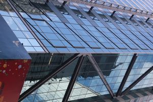 북쪽 면의 대각선 빔 교차부를 보여주는 외관 세부 사항