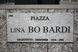 밀라노의 리나 보 바르디 광장에 설치된 기념 명패