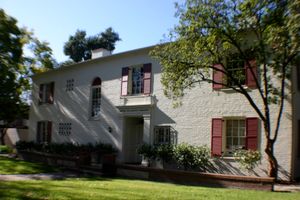 예술 및 인문학부와 종교학과가 있는 고대 및 기독교 연구소