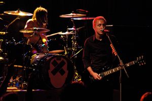 2006년 Lights and Sounds 투어에서 옐로카드와 함께 공연하는 Key와 Parsons